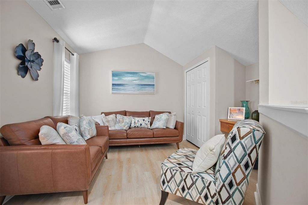 En Venta: $337,000 (3 camas, 2 baños, 1384 Pies cuadrados)