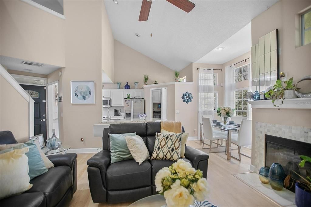 En Venta: $337,000 (3 camas, 2 baños, 1384 Pies cuadrados)