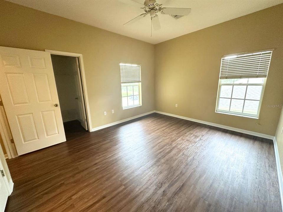 合同活跃: $1,300 (2 贝兹, 2 浴室, 1017 平方英尺)