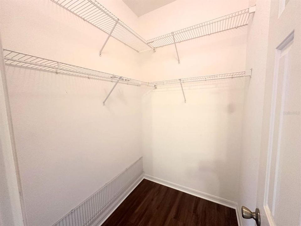 合同活跃: $1,300 (2 贝兹, 2 浴室, 1017 平方英尺)