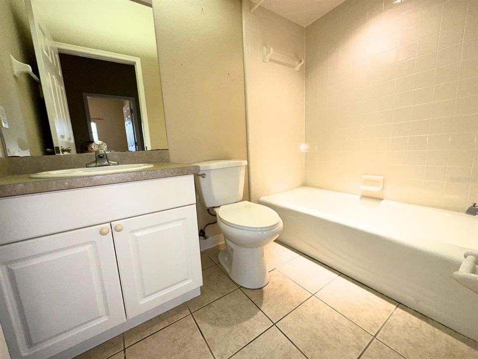 合同活跃: $1,300 (2 贝兹, 2 浴室, 1017 平方英尺)