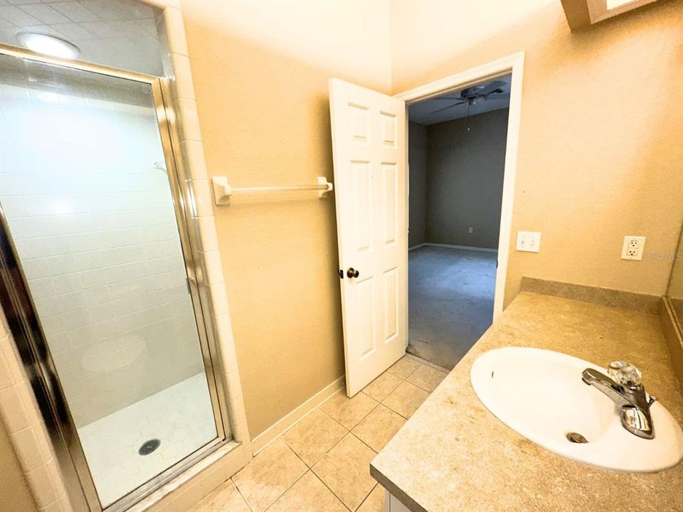 合同活跃: $1,300 (2 贝兹, 2 浴室, 1017 平方英尺)