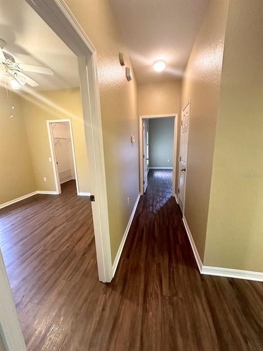 合同活跃: $1,300 (2 贝兹, 2 浴室, 1017 平方英尺)