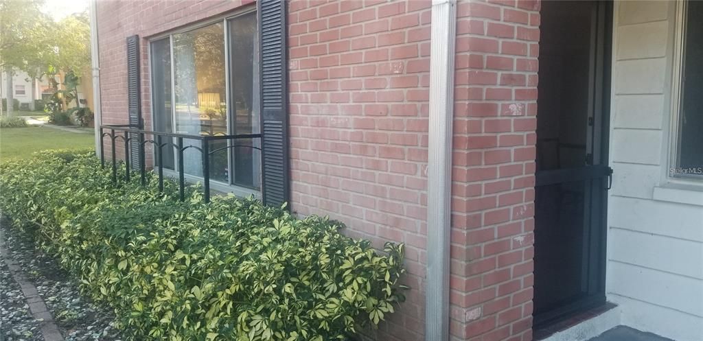 For Sale: $100,000 (2 beds, 1 baths, 925 Square Feet)