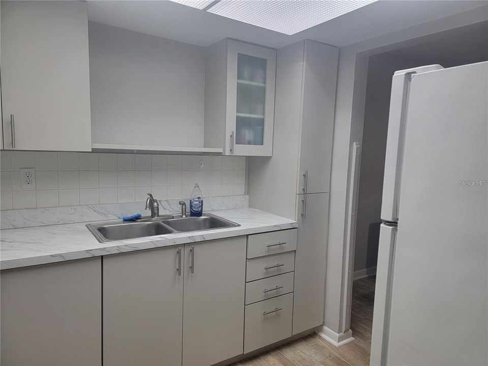 For Sale: $100,000 (2 beds, 1 baths, 925 Square Feet)