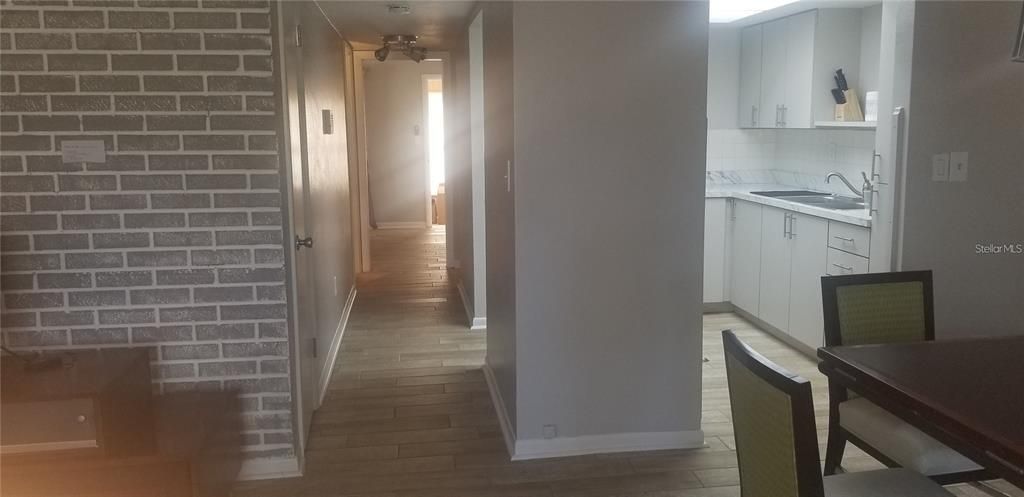 For Sale: $100,000 (2 beds, 1 baths, 925 Square Feet)