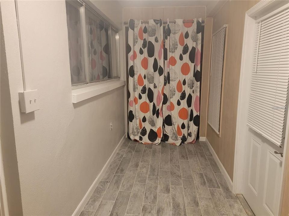 For Sale: $100,000 (2 beds, 1 baths, 925 Square Feet)