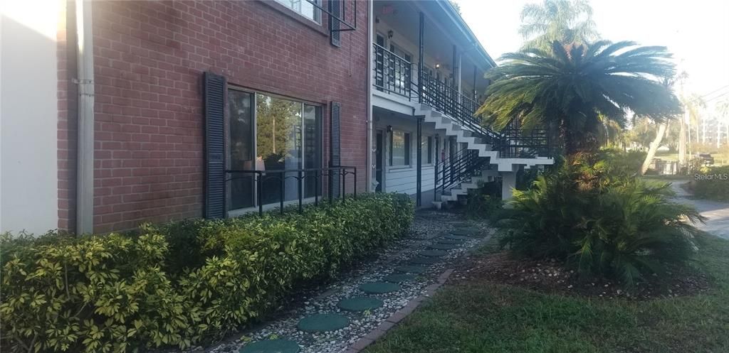 For Sale: $100,000 (2 beds, 1 baths, 925 Square Feet)