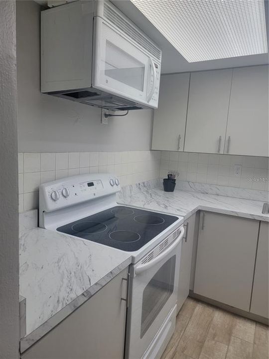 For Sale: $100,000 (2 beds, 1 baths, 925 Square Feet)
