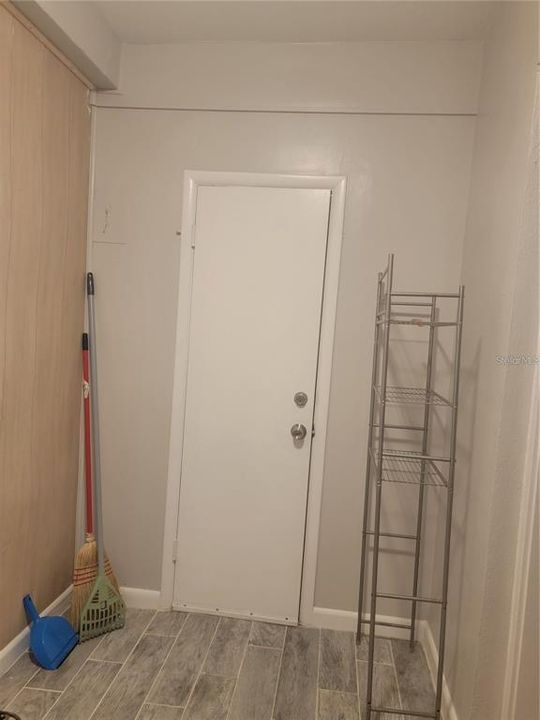 For Sale: $100,000 (2 beds, 1 baths, 925 Square Feet)