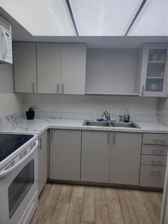 For Sale: $100,000 (2 beds, 1 baths, 925 Square Feet)