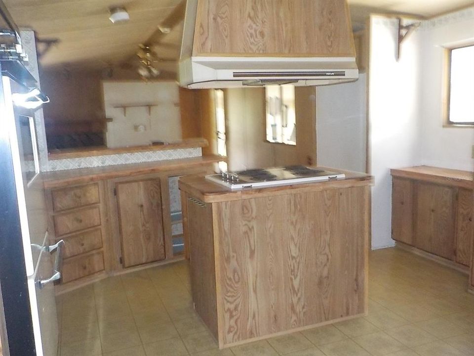 合同活跃: $138,000 (2 贝兹, 2 浴室, 924 平方英尺)