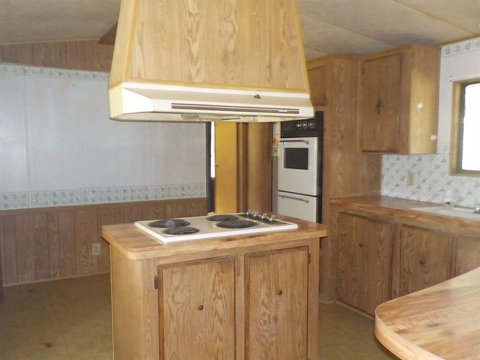 合同活跃: $138,000 (2 贝兹, 2 浴室, 924 平方英尺)