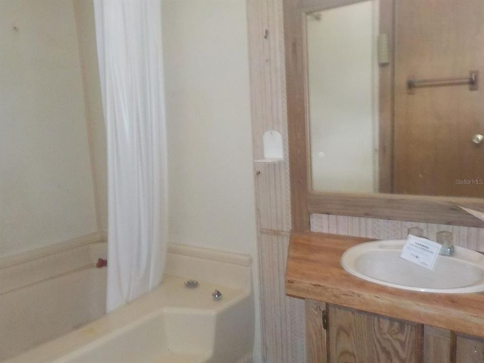 合同活跃: $138,000 (2 贝兹, 2 浴室, 924 平方英尺)