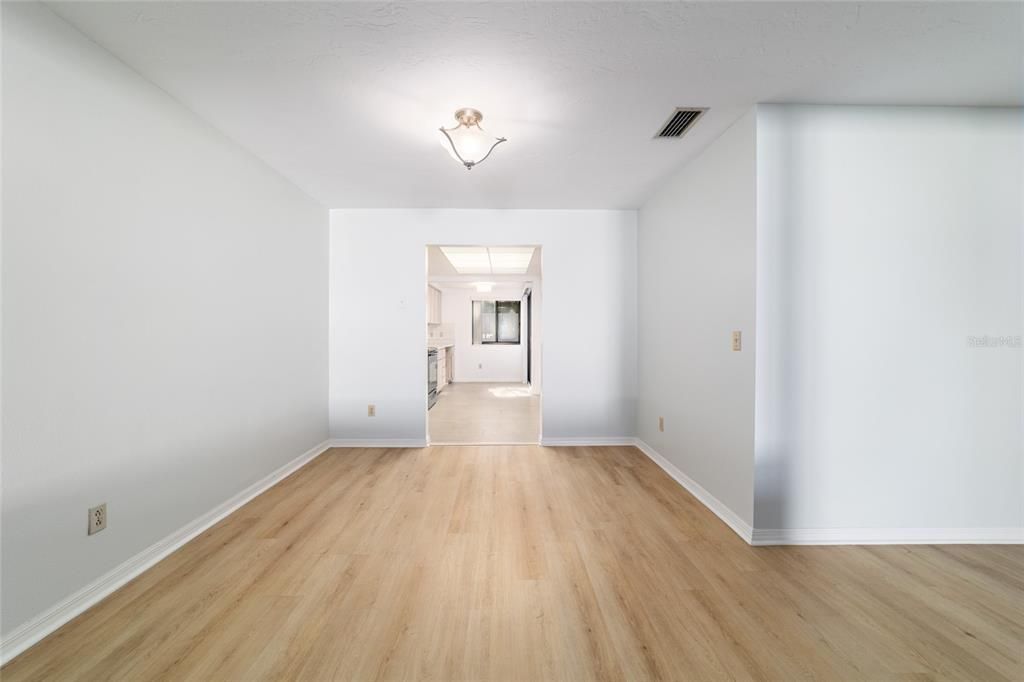 待售: $209,900 (2 贝兹, 2 浴室, 1377 平方英尺)