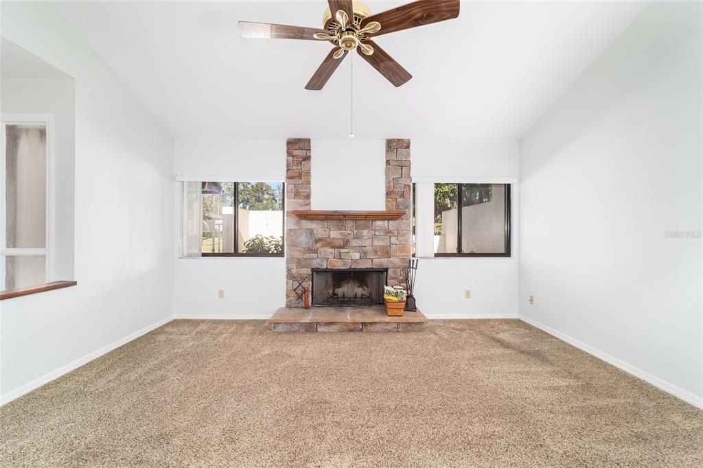 待售: $209,900 (2 贝兹, 2 浴室, 1377 平方英尺)