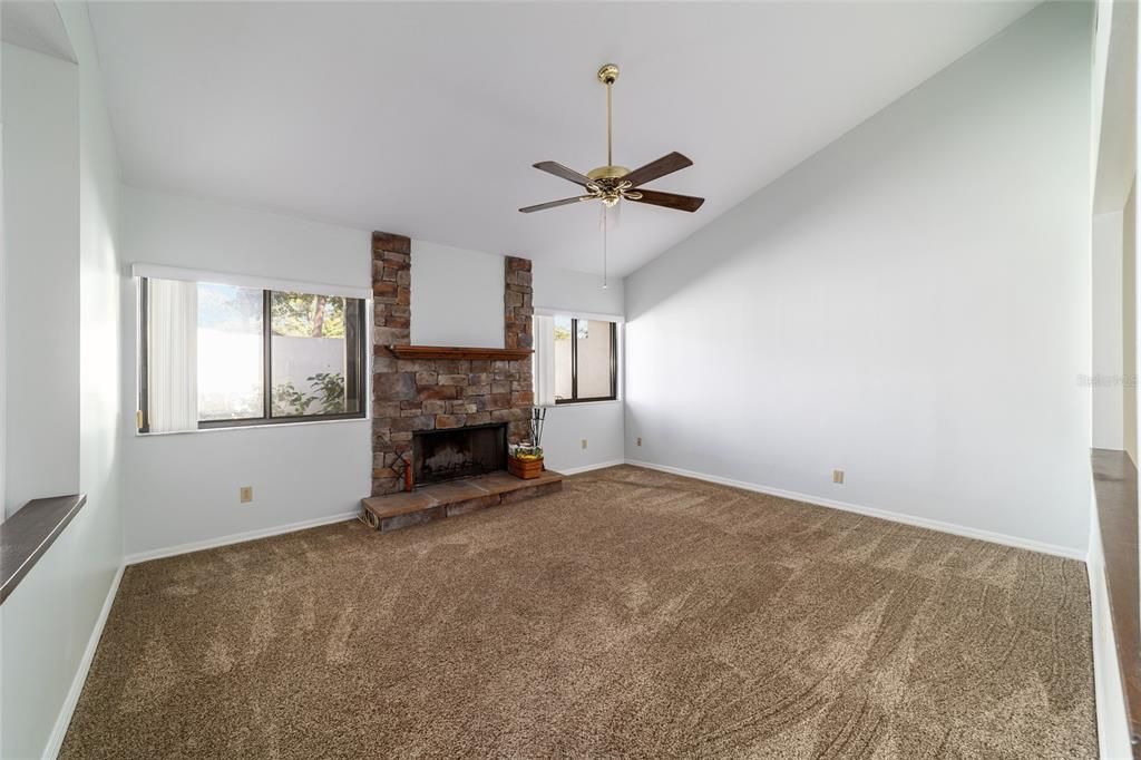 待售: $209,900 (2 贝兹, 2 浴室, 1377 平方英尺)