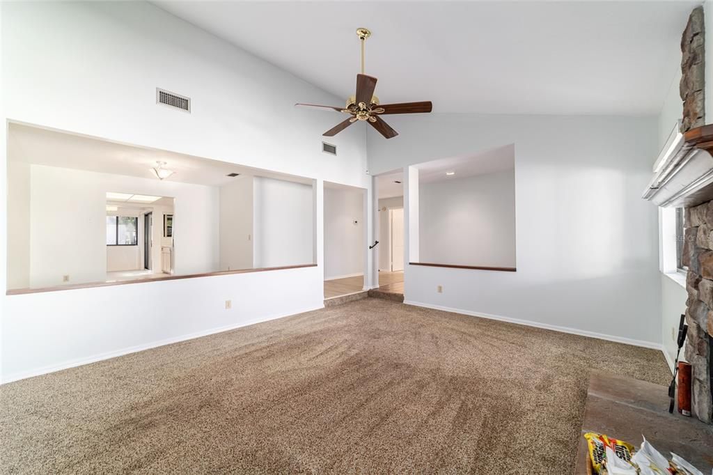 待售: $209,900 (2 贝兹, 2 浴室, 1377 平方英尺)