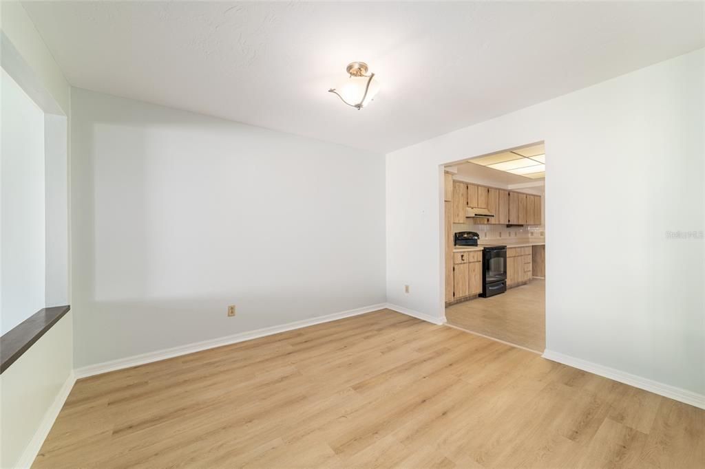 待售: $209,900 (2 贝兹, 2 浴室, 1377 平方英尺)