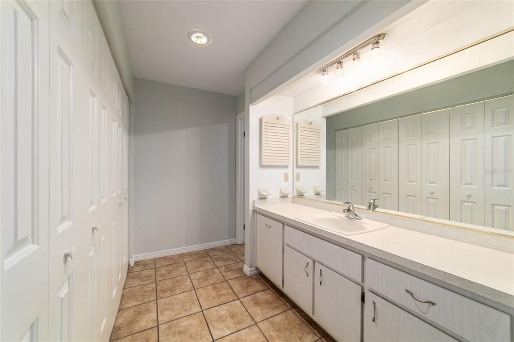 待售: $209,900 (2 贝兹, 2 浴室, 1377 平方英尺)