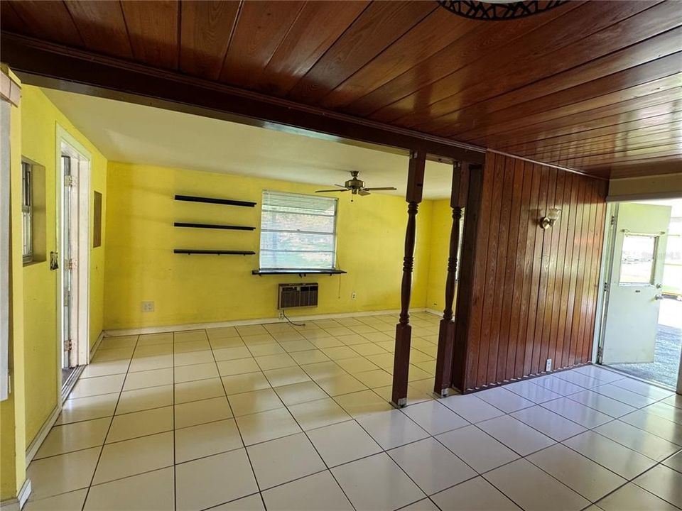 Под контрактом: $149,900 (2 спален, 1 ванн, 1017 Квадратных фут)