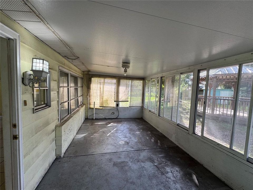 Под контрактом: $149,900 (2 спален, 1 ванн, 1017 Квадратных фут)