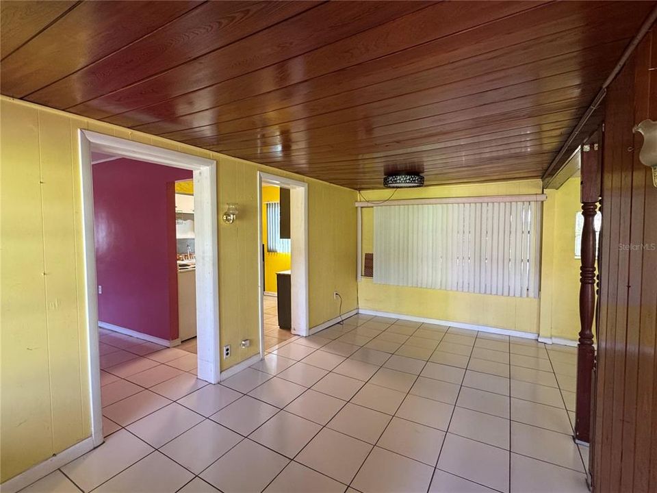 Под контрактом: $149,900 (2 спален, 1 ванн, 1017 Квадратных фут)