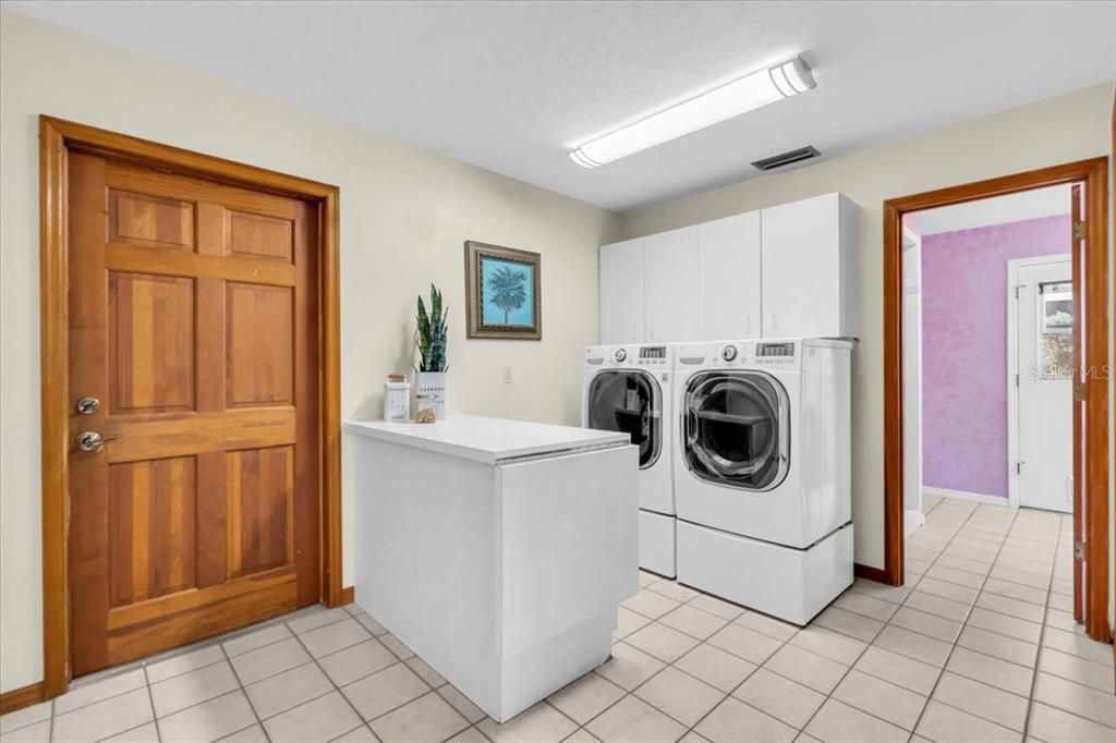 For Sale: $1,300,000 (6 beds, 4 baths, 4468 Square Feet)