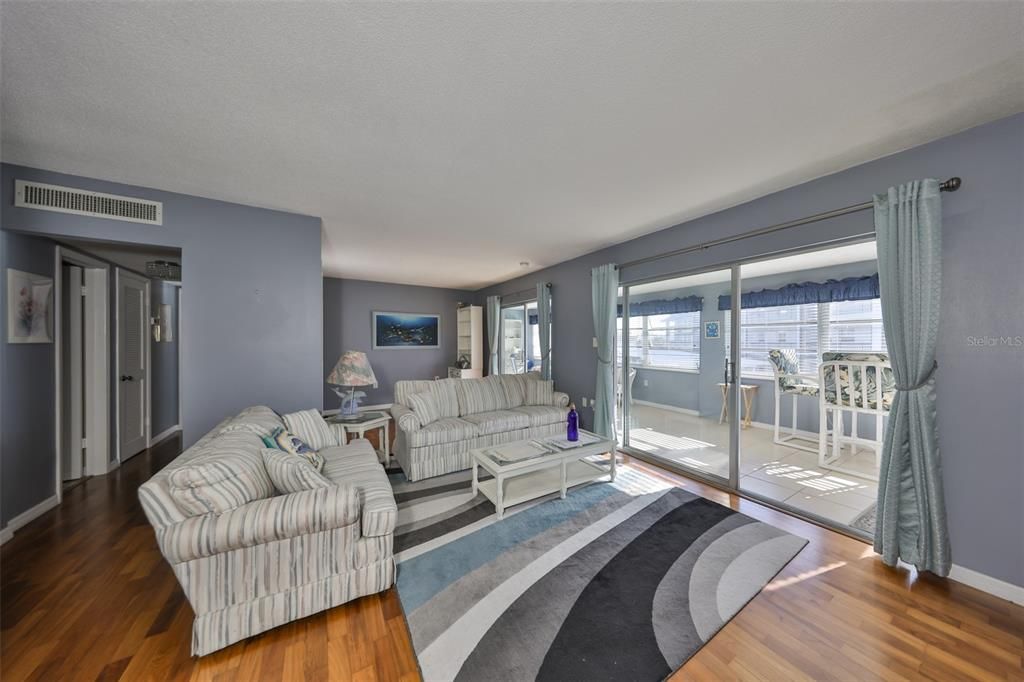 For Sale: $140,000 (2 beds, 2 baths, 1104 Square Feet)