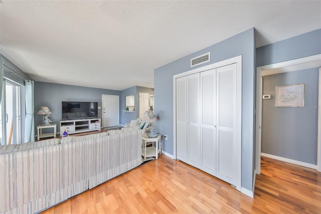 For Sale: $140,000 (2 beds, 2 baths, 1104 Square Feet)