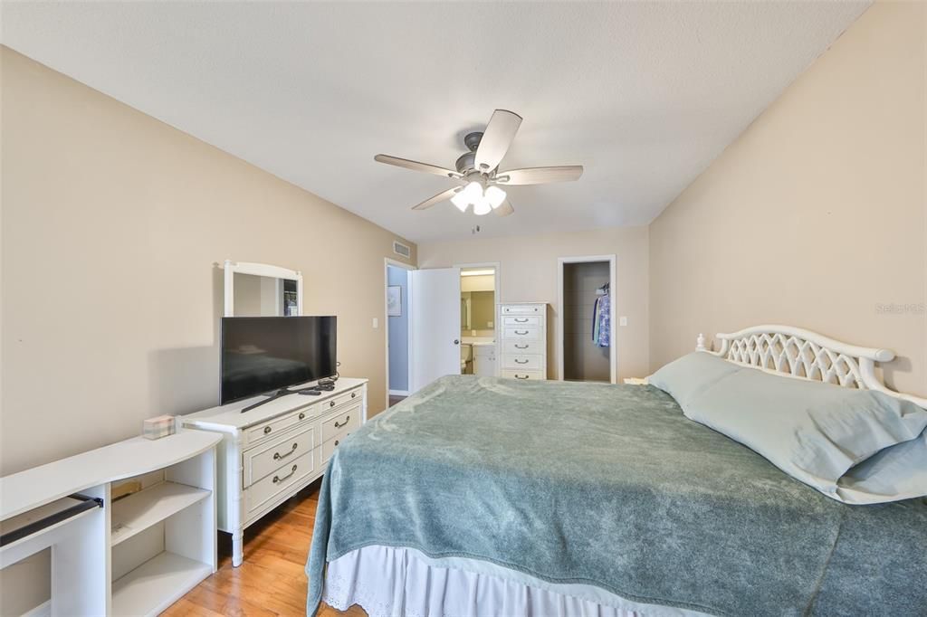 For Sale: $140,000 (2 beds, 2 baths, 1104 Square Feet)