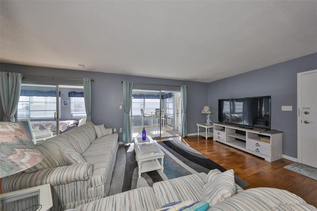 For Sale: $140,000 (2 beds, 2 baths, 1104 Square Feet)