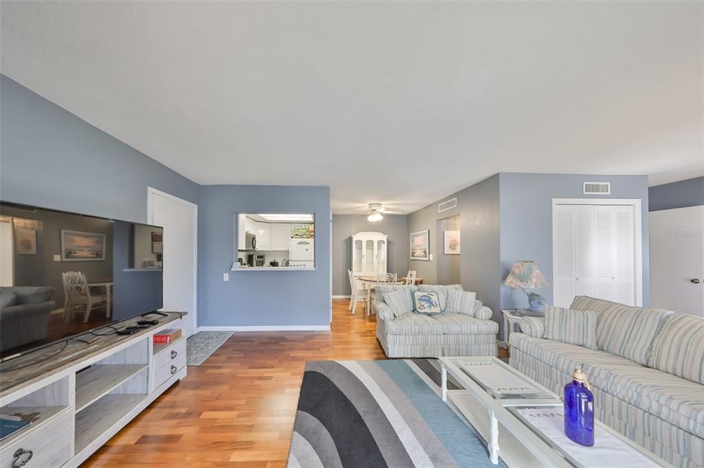 For Sale: $140,000 (2 beds, 2 baths, 1104 Square Feet)