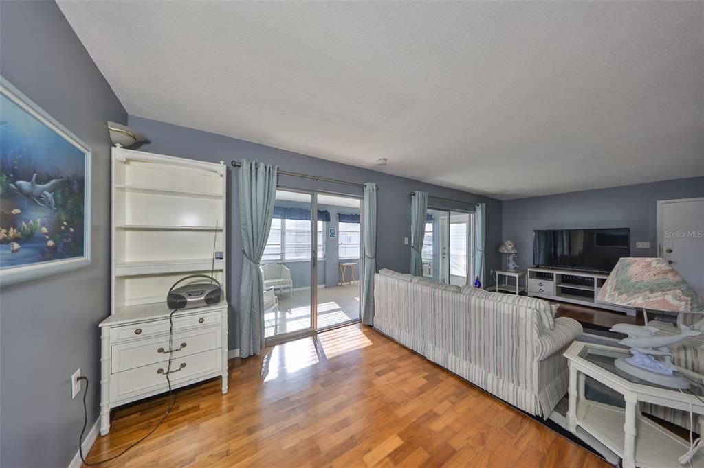 For Sale: $140,000 (2 beds, 2 baths, 1104 Square Feet)