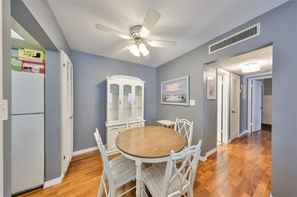 For Sale: $140,000 (2 beds, 2 baths, 1104 Square Feet)