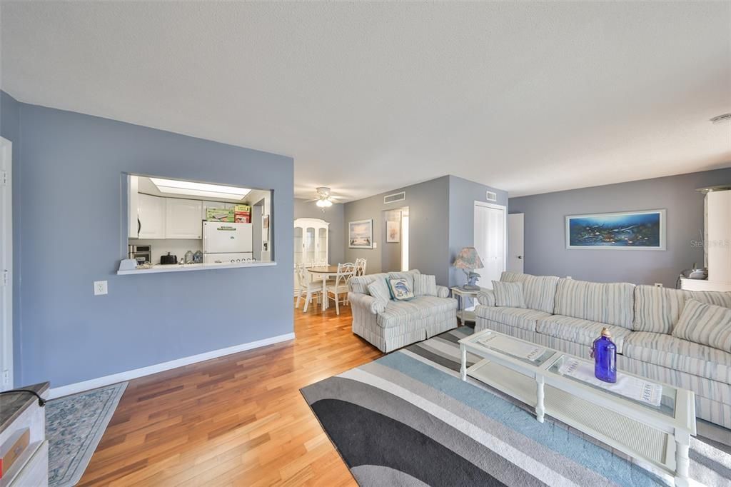 For Sale: $140,000 (2 beds, 2 baths, 1104 Square Feet)