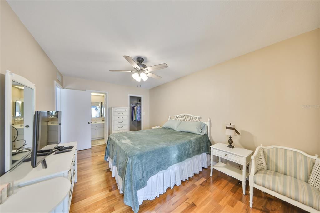 For Sale: $140,000 (2 beds, 2 baths, 1104 Square Feet)