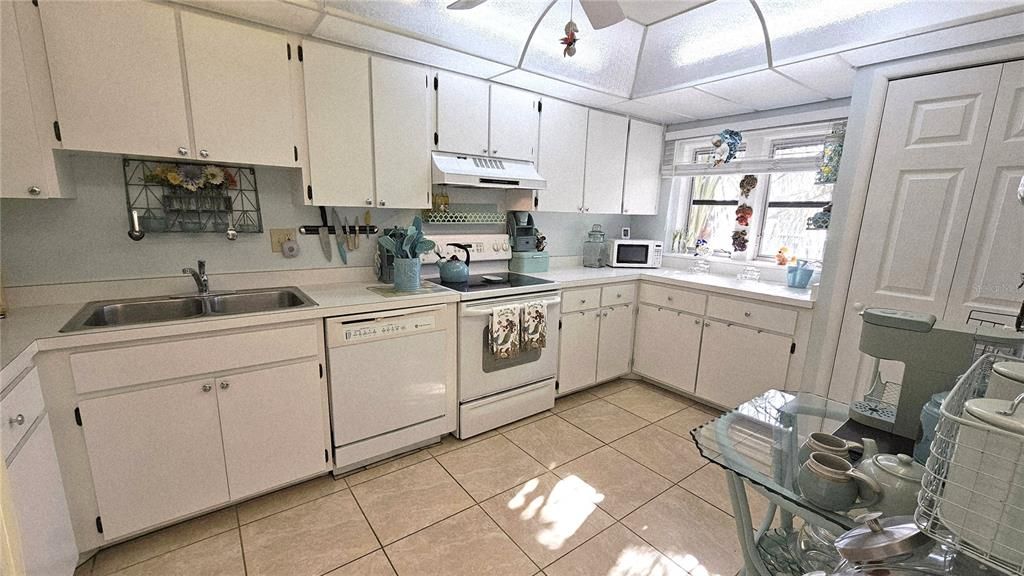 For Rent: $2,750 (2 beds, 2 baths, 1228 Square Feet)