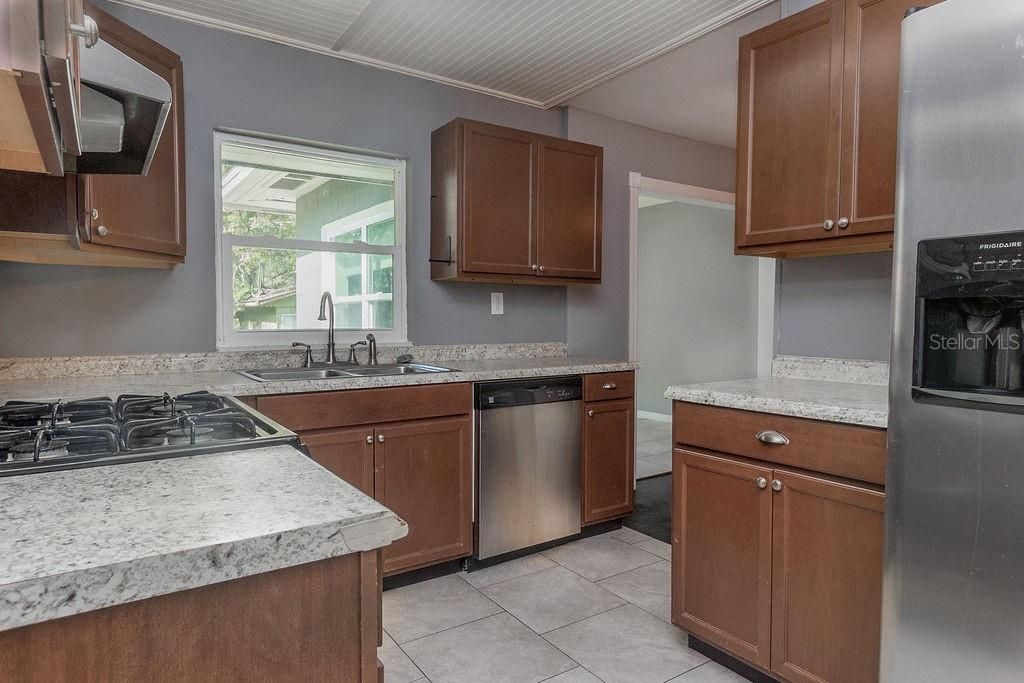 出租: $1,750 (2 贝兹, 1 浴室, 1104 平方英尺)