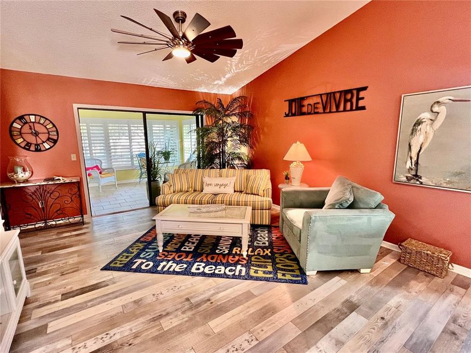 For Sale: $277,000 (2 beds, 2 baths, 1090 Square Feet)