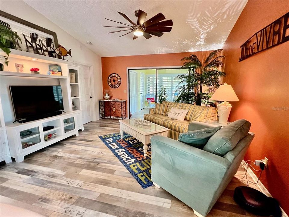 For Sale: $277,000 (2 beds, 2 baths, 1090 Square Feet)