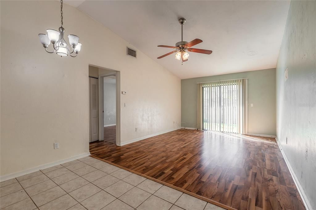 待售: $115,000 (2 贝兹, 1 浴室, 975 平方英尺)