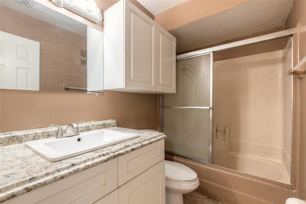 待售: $115,000 (2 贝兹, 1 浴室, 975 平方英尺)