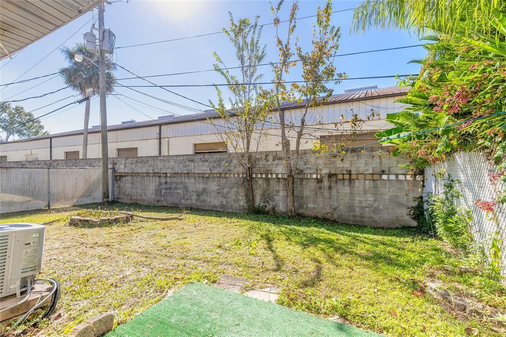 待售: $115,000 (2 贝兹, 1 浴室, 975 平方英尺)