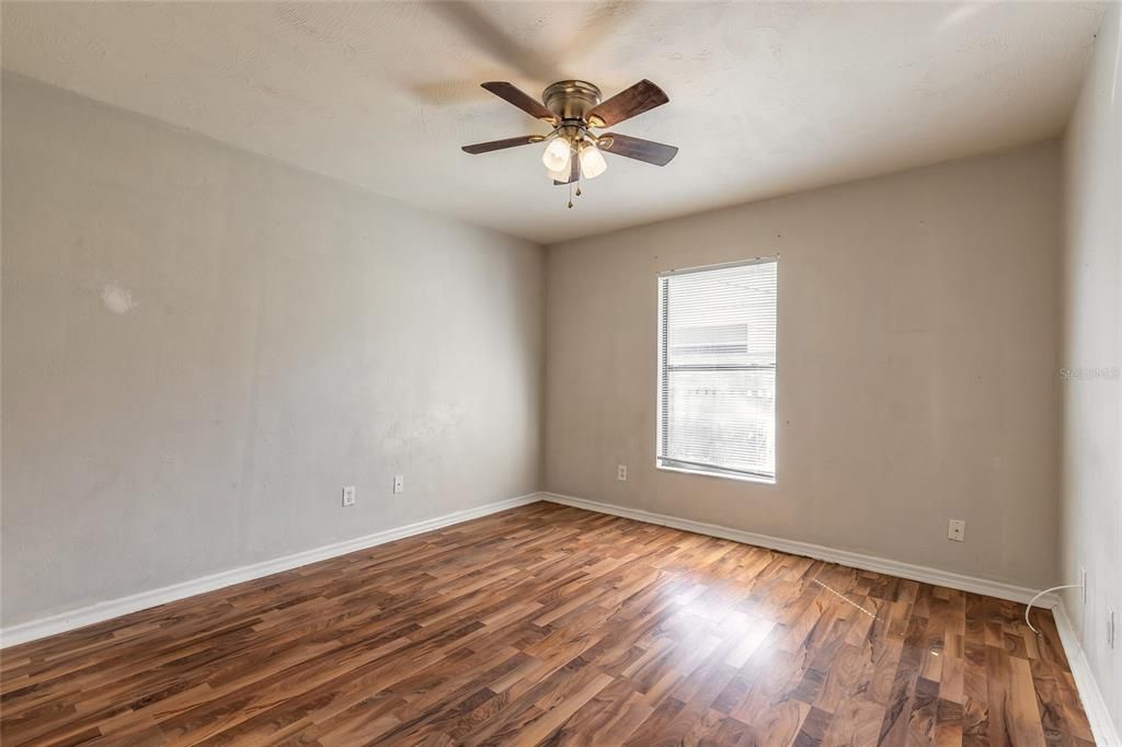 待售: $115,000 (2 贝兹, 1 浴室, 975 平方英尺)