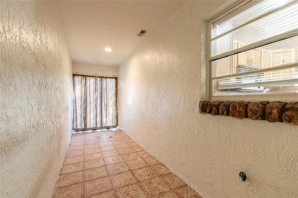 待售: $115,000 (2 贝兹, 1 浴室, 975 平方英尺)