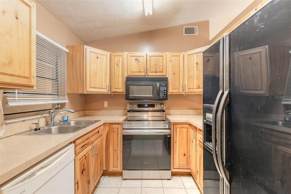 待售: $115,000 (2 贝兹, 1 浴室, 975 平方英尺)