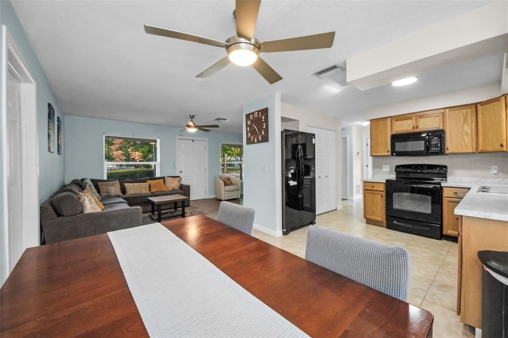 合同活跃: $305,000 (2 贝兹, 2 浴室, 1121 平方英尺)