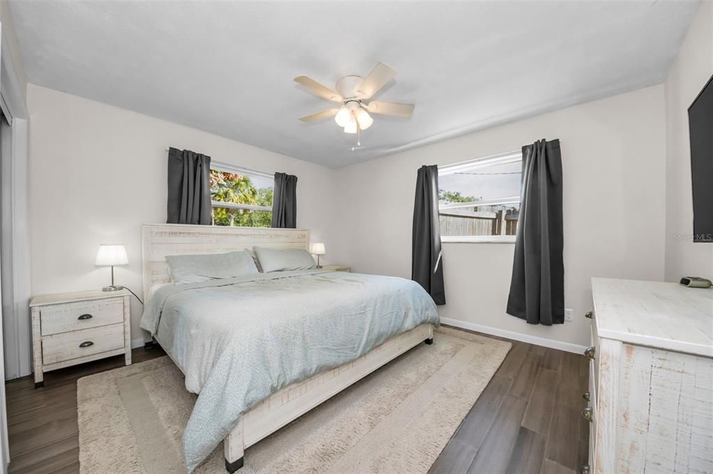 合同活跃: $305,000 (2 贝兹, 2 浴室, 1121 平方英尺)