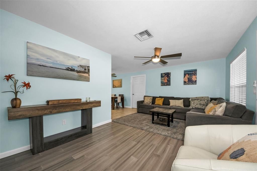 合同活跃: $305,000 (2 贝兹, 2 浴室, 1121 平方英尺)